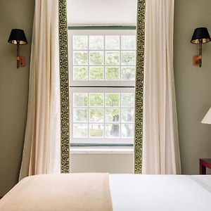 Mini Deluxe Room